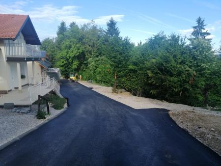 ODPRTJE DVEH ASFALTIRANIH ODSEKOV JAVNIH POTI IN NOVE KANALIZACIJE V NASELJU ŽALE